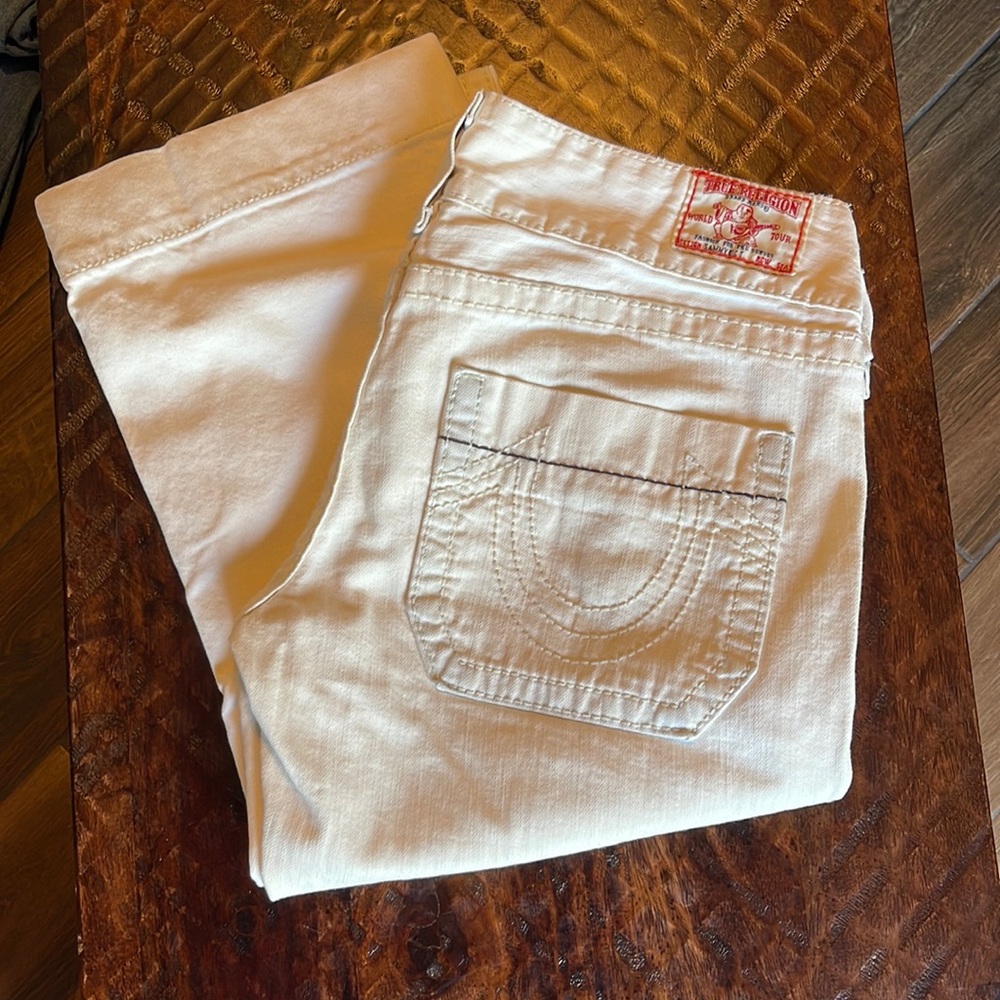 EUC True Religion White Sammy Big T Capri Jeans. Size 31
